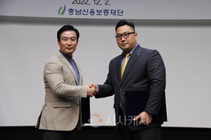 [크기변환]김두중 이사장-이지훈 노조지회장.JPG