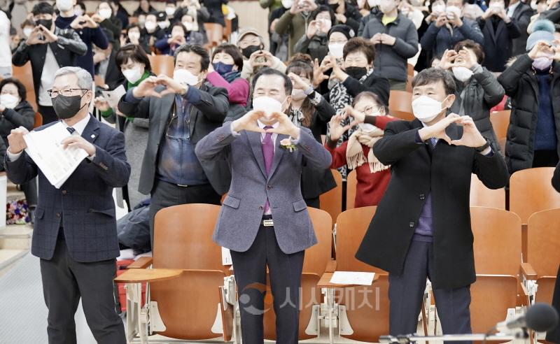 [크기변환]사본 -(사진2) 39회 홍성고등학교부설방송통신고 졸업식(왼쪽 이기세 홍성고 교장. 가운데 김지철 교육감. 오른쪽 주진익 홍성교육장) .jpg