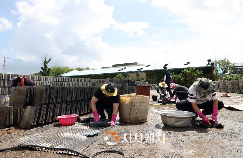 [크기변환]230726_충남도의회 수해지역 피해 복구 지원 (부여, 기와세척작업 지원) (2).jpg