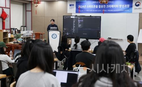 f1_순천향대 대학일자리플러스센터의 스마트폰을 활용한 크리에이터 양성과정 프로그램에서 양병필 강사(앤트프로덕션)가 열띤 강의를 펼치고 있다..jpg