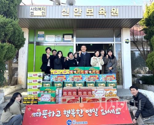 f_1. 신안보육원 위문품 전달식.jpg