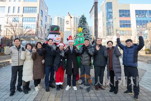 f_아산시 지중해마을, ‘미리 크리스마스 마을’로 변신 (1).jpg