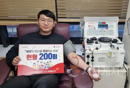 f_1. 선문대 김성호 계장이 헌혈 200회 참여하는 모습.jpg