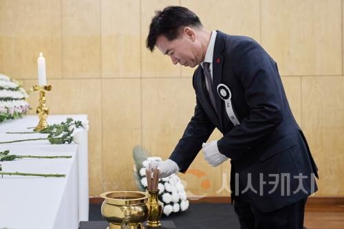 f_조일교 아산시장 권한대행, 제주항공 희생자 합동분향소 참배 (1).jpg