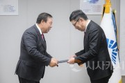 [크기변환]사본 -왼쪽부터 최민호 시장, 박영국 문화관광재단 대표3.jpg