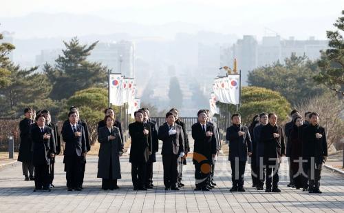 f_250102_충남도의회 보훈공원 충혼탑 참배 (1).JPG