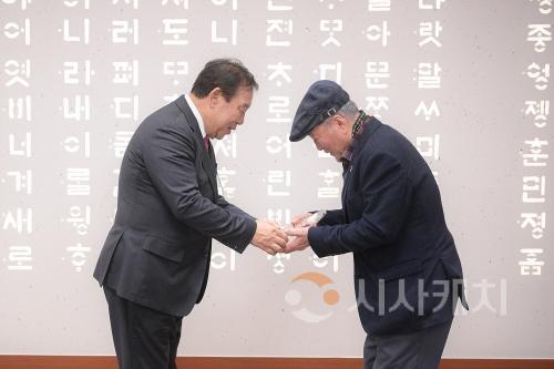 f_고향사랑기부제(시민소통과)_왼쪽부터 최민호 세종시장,  전 한국타이어 춘천판매㈜ 임기수 대표(1).jpeg