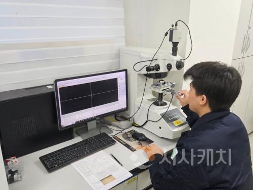 f_사진1. 선문대 외국인 유학생이 지역 기업에서 현장 실습 하고 있다.jpg