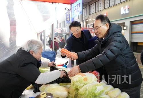 f_일자리경제과(박상돈 시장 설맞이 전통시장 방문) (1).jpeg