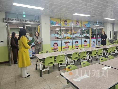 f_사진자료1_겨울방학 중 방과후 과정 운영 유치원 현장 방문(급식실 점검).jpg
