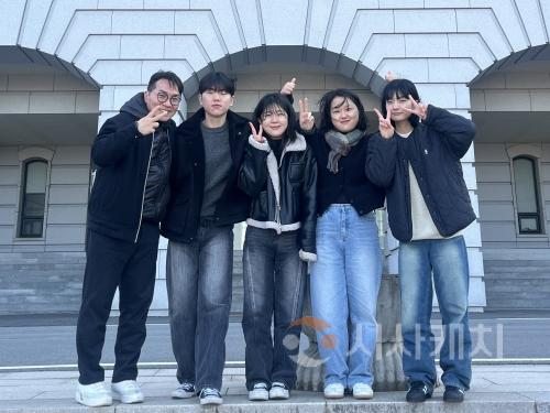 f_김충현 지도교수와 집필 학생.jpg