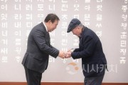 f_고향사랑기부제(시민소통과)_왼쪽부터 최민호 세종시장,  전 한국타이어 춘천판매㈜ 임기수 대표(1).jpeg