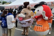 [크기변환]사본 -[사진자료] 충남관광캐릭터 워디가디 축제현장을 누빈다2.jpg