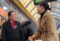 최민호 세종시장, 전통시장서 장보고 상인과 덕담나눠