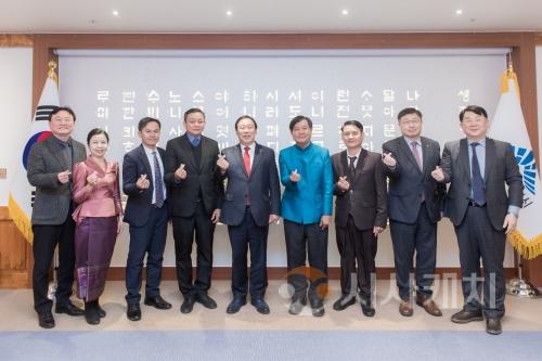 f__라오스_ODA_초청연수_왼쪽 네번째부터 비락 아놀락 수파누봉대학교 총장, 최민호 세종시장, 송칸 루앙무닌톤 주한라오스대사, 빌라이쏭 매니본 루아프라방시 부시장 (1).jpeg