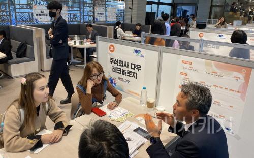 [크기변환]사본 -사진 3. 선문대가 2024년 외국인 유학생 취업박람회를 개최하였다.jpg