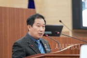 f_사진2_아산시의회 천철호 의원이 5분 자유발언을 하고 있다..jpg