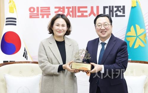 f_8. 대전아동단체협의회, 이장우 대전시장에게 감사패 전달-사진1.jpg