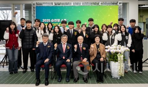 f_순천향대, 창의학습공간 아고라 로고스 개소 및 신임 총장과의 토크 콘서트 이후 기념촬영을 하고 있다..jpg