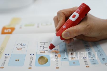 [크기변환](3.18.)보도자료 첨부사진(충남형 언어학습기 활용 시연).jpg