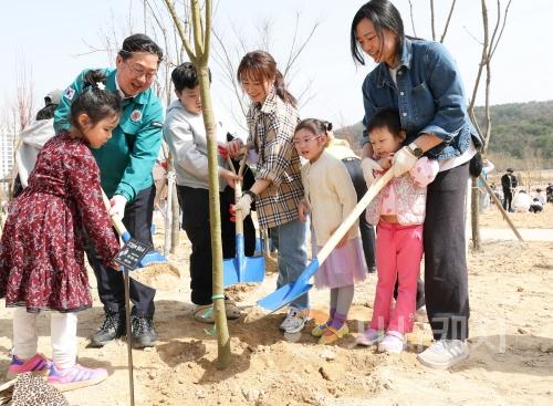 f_2. 대전시, 갑천호수공원에서 식목일 나무 심기 행사-1.jpg