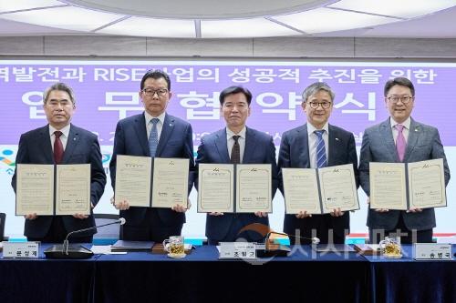 [크기변환]2. 아산시, 관내 4개 대학과 ‘충남 RISE 사업’ 추진 협약 체결 (1).jpg