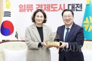 f_8. 대전아동단체협의회, 이장우 대전시장에게 감사패 전달-사진1.jpg