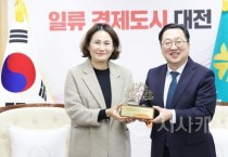 f_8. 대전아동단체협의회, 이장우 대전시장에게 감사패 전달-사진1.jpg