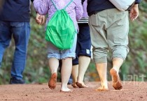 아산시, 도심 속 힐링 ‘맨발 걷기 황톳길’ 늘린다