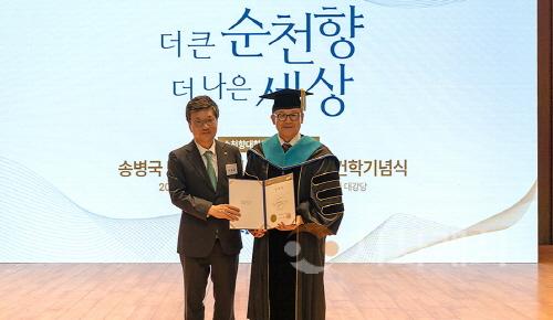 [크기변환]사본 -송병국 총장이 서교일 이사장으로부터 임명장을 수여하고 기념촬영을 하고 있다..jpg