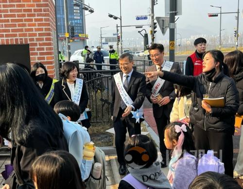 f_보도자료(아산교육지원청, 신호등레인저와 함께! 등굣길 교통안전 캠페인 진행)1.jpg