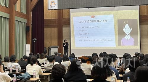 [크기변환]사본 -사진2_융합독서낭독극 운영교 담당교사 배움자리 운영(김연미 수석교사 수업 사례 나눔).jpg