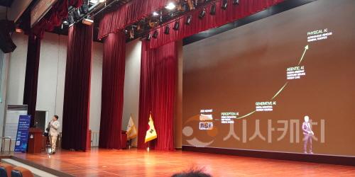 [크기변환]사진 2. 선문대 김용우 교수가 아산시 공직자를 대상으로 특강을 실시했다.jpg