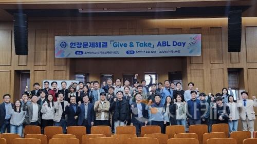 [크기변환]행사에 참여한 주요 관계자들이 기념촬영을 하고 있다.jpg