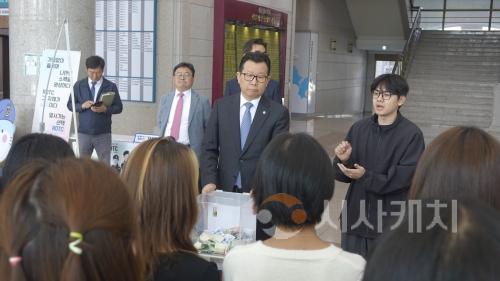 f_사진 2. 선문대 문성제 총장이 미얀마 유학생과 대화를 하고 있다.jpg
