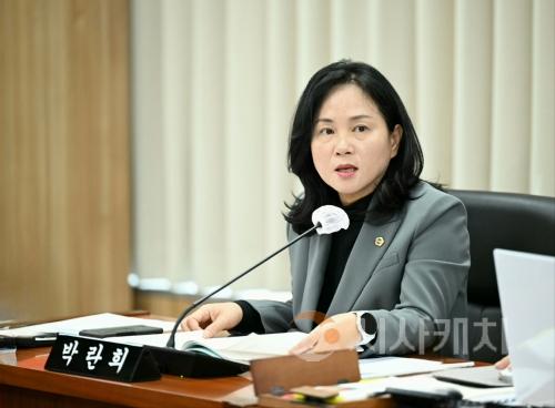 f_교육안전위원회에서 발언하는 박란희의원.jpg