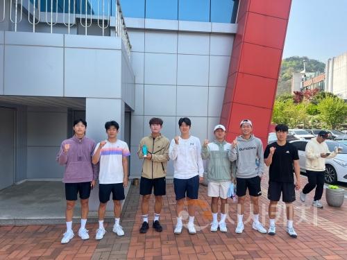 f_순천향대 테니스부 학생들이 기념촬영을 하고 있다..jpg