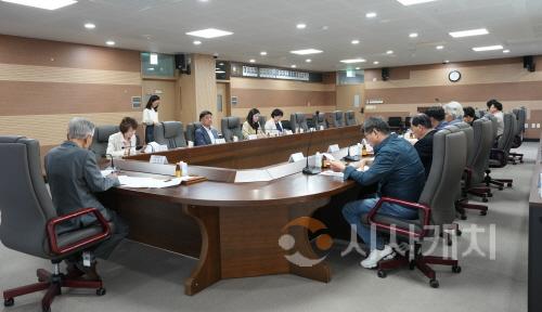 [크기변환]사본 -사진1_아산시의회 제6기 의정자문위원회가 2025년 제1차 회의를 개최하였다..jpg