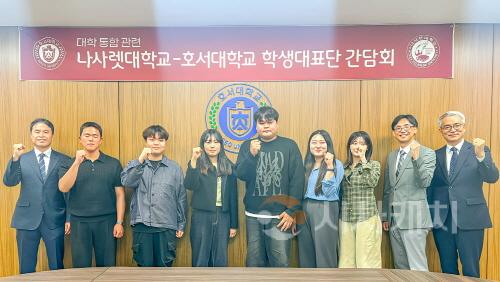 [크기변환]간담회에 참여한 학생대표와 학생처장들이 단체사진을 찍고 있다.jpg
