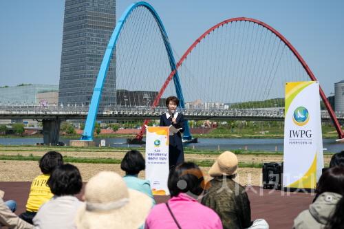 [크기변환]사진1.김화정 글로벌10국장이 4.26 세계여성평화의 날 기념행사에서 인사말을 하고 있다.jpg