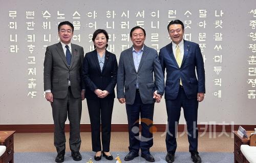 [크기변환]사본 -왼쪽부터 코모리 타쿠오 중의원 의원, 노다세이코 중의원 의원, 최민호 시장, 오오카 토시오카 중의원 의원(대외협력담당관).jpg