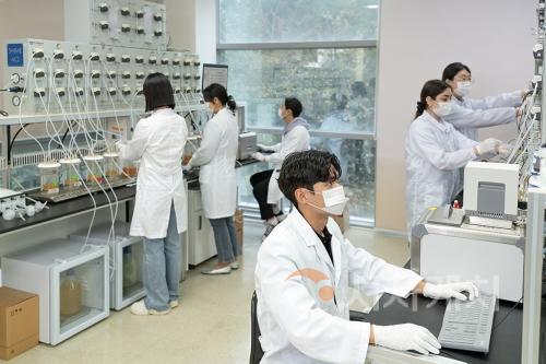 f_이공계 대학원생들이 실험실습에 몰두하고 있다.-1.jpg