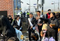 f_보도자료(아산교육지원청, 신호등레인저와 함께! 등굣길 교통안전 캠페인 진행)1.jpg