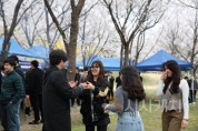 [크기변환]사진 4. 외국인 유학생들이 축제를 즐기고 있다.JPG