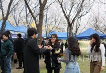 [크기변환]사진 4. 외국인 유학생들이 축제를 즐기고 있다.JPG