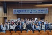 [크기변환]행사에 참여한 주요 관계자들이 기념촬영을 하고 있다.jpg