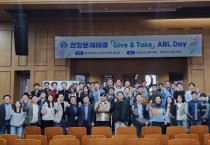 [크기변환]행사에 참여한 주요 관계자들이 기념촬영을 하고 있다.jpg