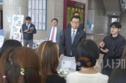 f_사진 2. 선문대 문성제 총장이 미얀마 유학생과 대화를 하고 있다.jpg