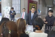 f_사진 2. 선문대 문성제 총장이 미얀마 유학생과 대화를 하고 있다.jpg