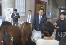 f_사진 2. 선문대 문성제 총장이 미얀마 유학생과 대화를 하고 있다.jpg